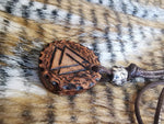 Amuleto símbolo Valknut, símbolo vikingo del guerrero.