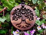 Colgante tallado en madera yggdrasill o árbol de la vida celta