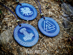 Talismanes tallados en cuerno símbolos mjolnir, valknut, sleipnir