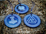Talismanes tallados en cuerno símbolos mjolnir, valknut, sleipnir