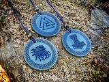 Talismanes tallados en cuerna símbolos mjolnir, valknut, sleipnir