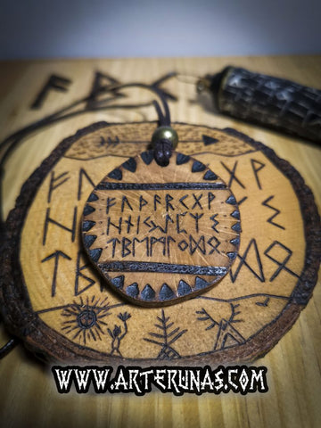 Colgante o llavero amuleto 24 runas futhark antiguo